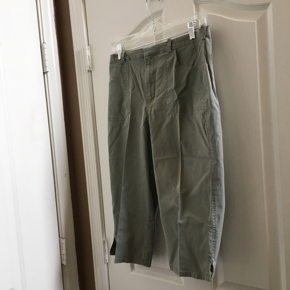 FINAL MARKDOWN Ladies Gloria Vanderbilt capris 10